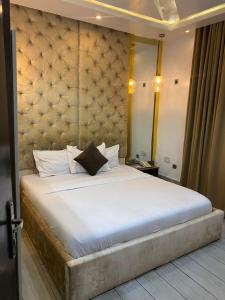 AgegeDEL HOTEL and SUITES的卧室里有一张带大床的大床