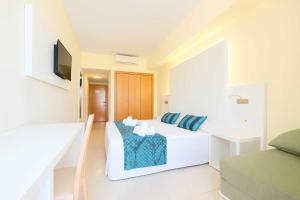 Postel nebo postele na pokoji v ubytování azuLine Hotel Pacific