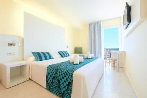 Postel nebo postele na pokoji v ubytování azuLine Hotel Pacific