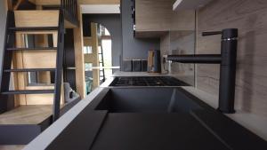 una cocina con fregadero y estufa en Daverneithon 3, en Rhayader