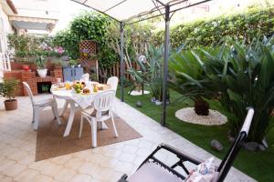 d'une terrasse avec une table et des chaises dans le jardin. dans l'établissement Shalacory, à Riposto