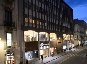 een gebouw op een straat waar mensen voor lopen bij Etnea161 in Catania