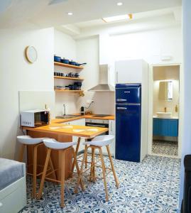 Η κουζίνα ή μικρή κουζίνα στο Sapphire Gem House with Private Jacuzzi