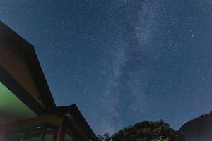 东伊豆町瑞光園-大川 Zuiko Retreat的乳白色的夜晚景和房子 更多37张照片