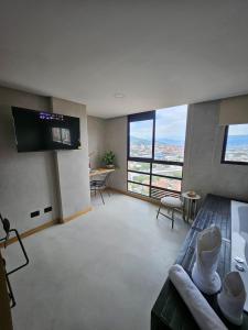 Un televizor și/sau centru de divertisment la 2406 Luxurious apartment with jacuzzi