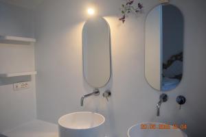 Ένα μπάνιο στο Minori e'