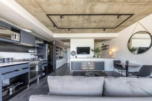 una sala de estar con un sofá y una mesa en FortyOnL Luxury Apartments, en Ciudad del Cabo