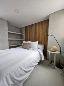 Un pat sau paturi într-o cameră la 2406 Luxurious apartment with jacuzzi