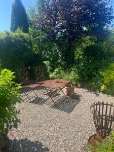 two metal benches sitting in a gravel yard at Casa Andrea, Ferienwohnung in Jünkerath