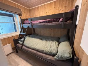 due letti a castello in una stanza con finestra di Cozy cottage in Bjørgan 