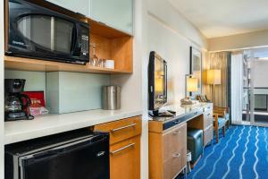 Habitación con cocina con microondas y barra. en Ala Moana Hotel Room Near Beach, en Honolulu