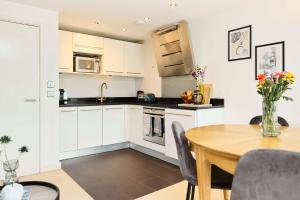 Kuchyň nebo kuchyňský kout v ubytování The River Thames Hideout - Modern 1BDR Flat