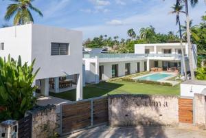 Πισίνα στο ή κοντά στο Luxury Villa between 2 beaches 2 mins walking, Pool & tropical garden