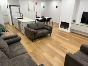 Μια τηλεόραση ή/και κέντρο ψυχαγωγίας στο Modern Home Near Airport