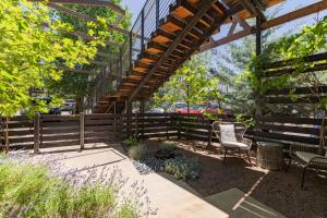 Κήπος έξω από το Modern Santa Fe Baca Railyard Apartment with Terrace