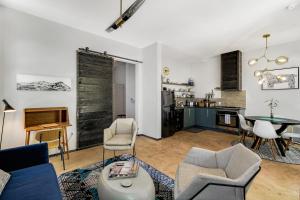 Η κουζίνα ή μικρή κουζίνα στο Modern Santa Fe Baca Railyard Apartment with Terrace