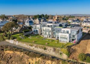 een luchtzicht op een stad met huizen bij Sun Rise in Sandown