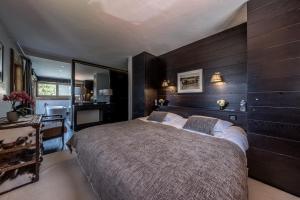 a bedroom with a large bed and a bathroom at Chalet Artic - 5 bedrooms - Bed&Breakfast - Courchevel 1550 in Courchevel