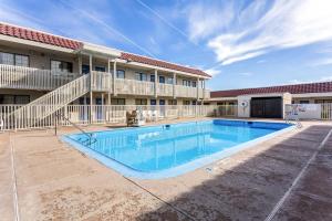 a swimming pool in the courtyard of a hotel at Motel 6-El Paso, TX - East in El Paso