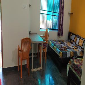 Postel nebo postele na pokoji v ubytování Arundekar Home Stay In 3 Minutes Walk Beach AC Room