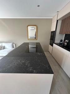Una cocina con encimera negra en una habitación. en Cala di mare, en Saint-Florent