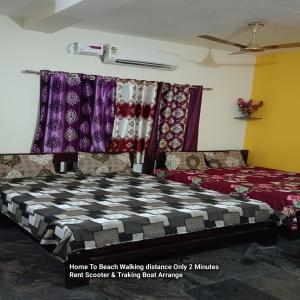 Postel nebo postele na pokoji v ubytování Arundekar Home Stay In 3 Minutes Walk Beach AC Room