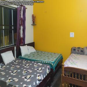 Postel nebo postele na pokoji v ubytování Arundekar Home Stay In 3 Minutes Walk Beach AC Room