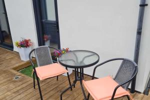 two chairs and a table and two tables and chairs at 1 Bed Sleeps 2 with Private Garden in Harlow