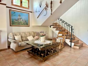 a living room with a couch and a table at Casa rural El Arado in Baena