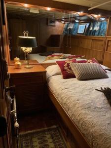 Mälardrottningen Yacht Hotel客房内的一张或多张床位