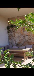 einer Bank, die vor einer Steinmauer sitzt in der Unterkunft Petar Pan in Šibenik