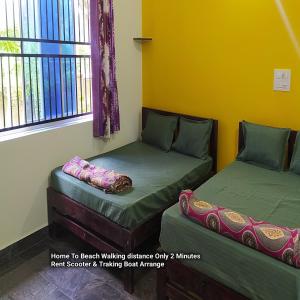 Postel nebo postele na pokoji v ubytování Arundekar Home Stay In 3 Minutes Walk Beach AC Room