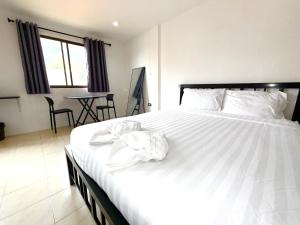 Ένα ή περισσότερα κρεβάτια σε δωμάτιο στο Patong Canal Villa R311