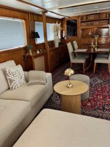 Mälardrottningen Yacht Hotel的休息区