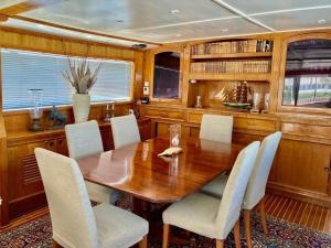 Mälardrottningen Yacht Hotel的休息区
