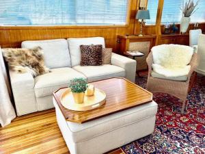 Mälardrottningen Yacht Hotel的休息区