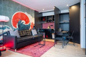 a living room with a couch and a table at Le Ryokan douche sensorielle in Le Muy