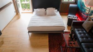 ル・ムイにあるLe Ryokan douche sensorielleのソファ付きの客室の大型ベッド1台 +16枚の写真