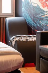 ル・ムイにあるLe Ryokan douche sensorielleの絵画のある部屋の黒い椅子