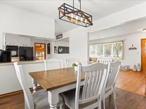 Η κουζίνα ή μικρή κουζίνα στο Charming Farmhouse Retreat - King Suite