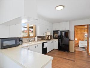 Gallery image of Charming Farmhouse Retreat - King Suite  +9 photos