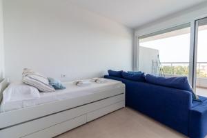 En eller flere senge i et værelse på Global Properties, Apartamento en Gran Canet de dos habitaciones + 34 billeder