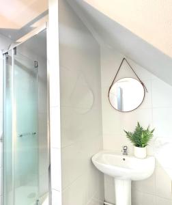 a bathroom with a sink and a mirror at Appartement Platanes 6 - Proche Disney - Parking Gratuit - Meaux in Meaux