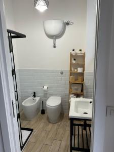 a bathroom with a tub and a toilet and a sink at Mama House in Naples