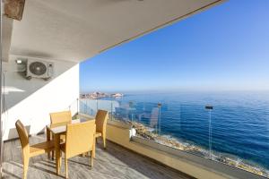 une salle à manger avec vue sur l'océan dans l'établissement De Redin Suites by Haven and Keys Malta, à Sliema