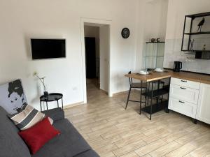a living room with a couch and a table and a kitchen at Mama House in Naples