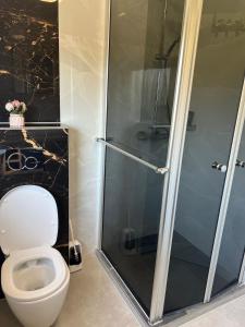 Ένα μπάνιο στο Apartment TwentyTwo +4 φωτογραφίες