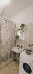 ein Badezimmer mit Waschbecken und Duschvorhang in der Unterkunft Petar Pan in Šibenik
