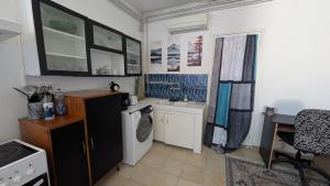 a kitchen with a washing machine and a washer at Appartement avec jardin centre village avec accès PMR in Le Fossat