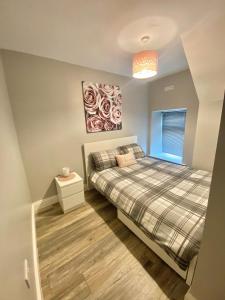a bedroom with a bed and a painting on the wall at Cosy three bedroom house in Ballingarry Limerick near Adare in Balnacart